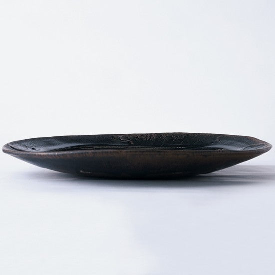 黒釉 8 寸しのぎ皿 – TOU