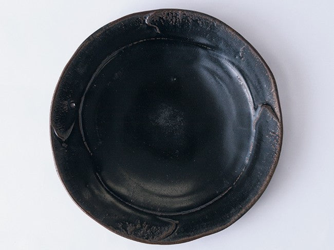黒釉 8 寸しのぎ皿 – TOU
