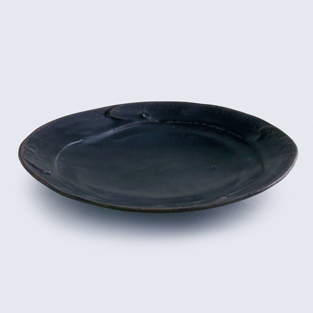 黒釉 8 寸しのぎ皿 – TOU